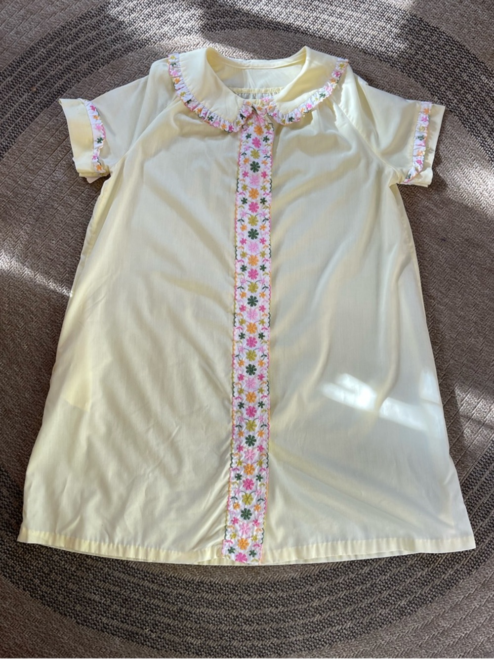 1960s vintage Light yellow snap front house dress with floral embroidery trim - Picture 7 of 12